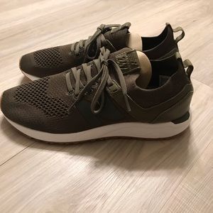 BRAND NEW New Balance Sneakers (women’s)